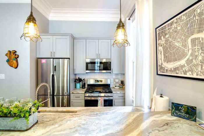 Governors Historic Home- Sleeps 10 - Steps to FQ — 12-OGS_3334 bar towards kitchen
