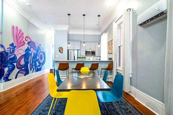 Governors Historic Home- Sleeps 10 - Steps to FQ — 09-OGS_3310 dining towards kitchen