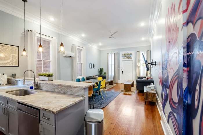 Governors Historic Home- Sleeps 10 - Steps to FQ — 75-OGS_3337 kitchen towards living
