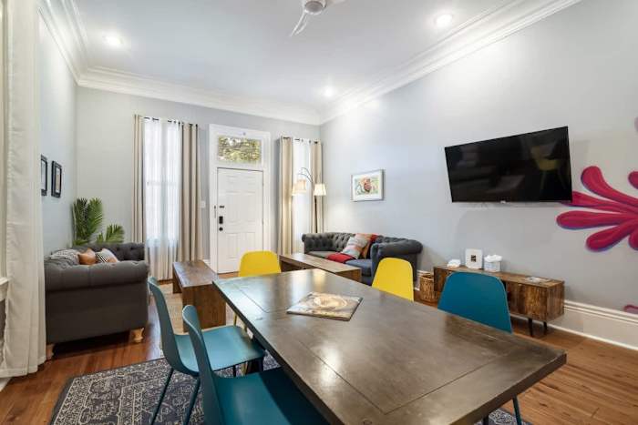 Governors Historic Home- Sleeps 10 - Steps to FQ — dining towards living