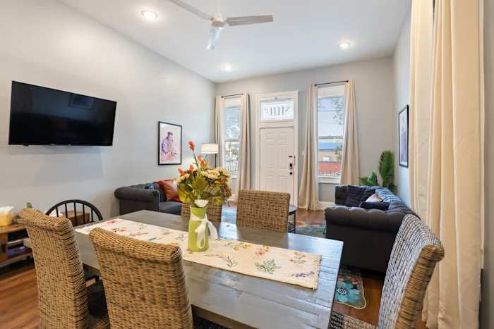 Governors Apartment Across from French Quarter — 26-8X1A6721-2 dining towards living