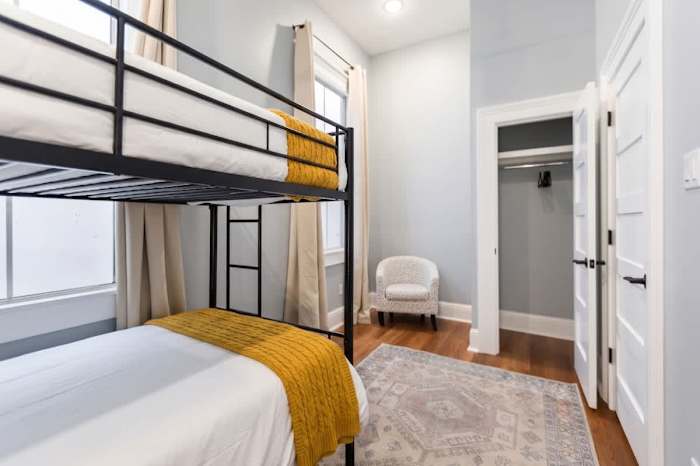 Governors Apartment Across from French Quarter — Bedroom 2 - two twin beds