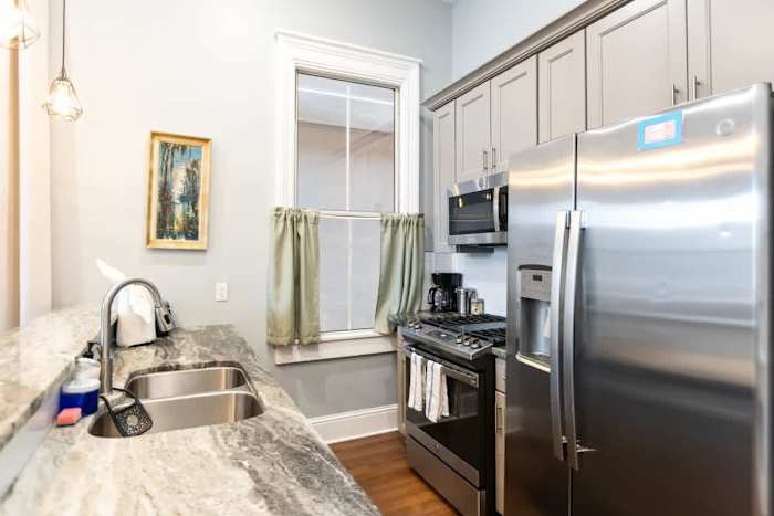Governors Apartment Across from French Quarter — 48-8X1A6740. kitchen