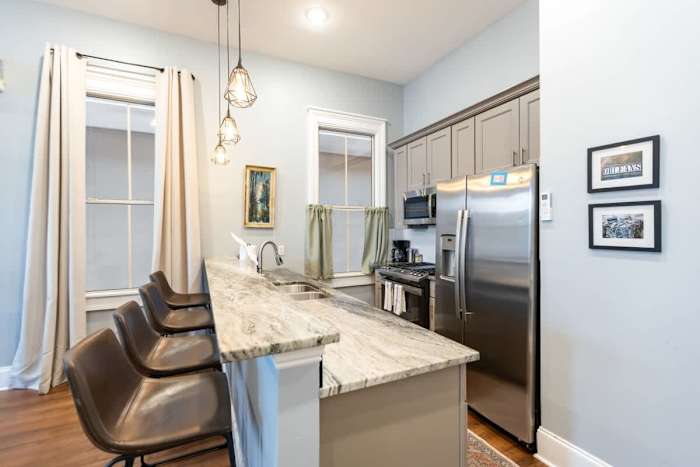 Governors Apartment Across from French Quarter — 34-8X1A6736 bar