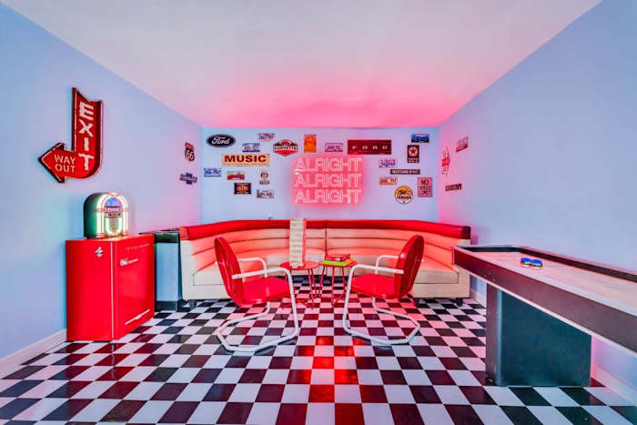 ATX Jukebox | Jacuzzi | Shuffleboard | Fire Pit — _AR59063