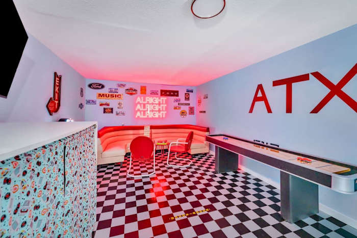 ATX Jukebox | Jacuzzi | Shuffleboard | Fire Pit — _AR59087