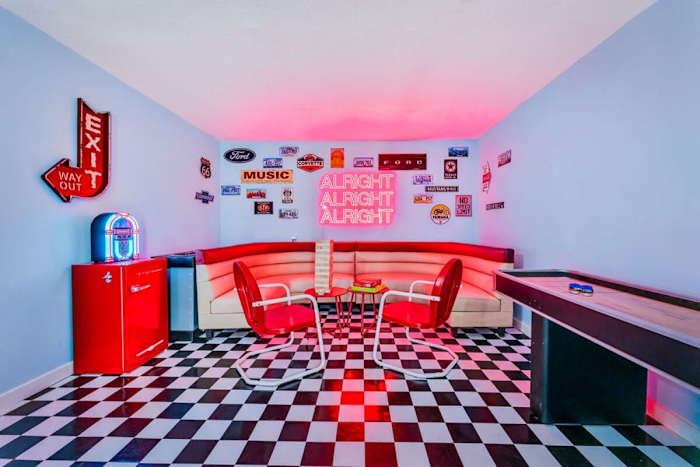 ATX Jukebox | Jacuzzi | Shuffleboard | Fire Pit — _AR59060
