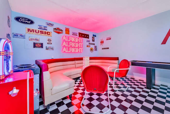 ATX Jukebox | Jacuzzi | Shuffleboard | Fire Pit — _AR59072