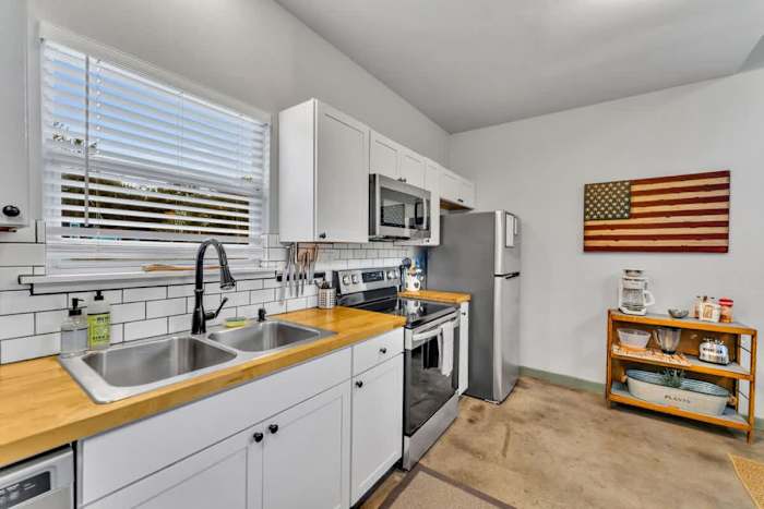 2 BR Lodge | Hot Tub | Fire Pit | Near Wineries! — Full Kitchen