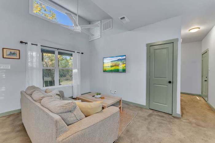 2 BR Lodge | Hot Tub | Fire Pit | Near Wineries! — Cozy Couch