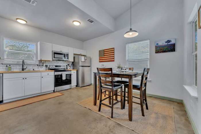 2 BR Lodge | Hot Tub | Fire Pit | Near Wineries! — Dining Area