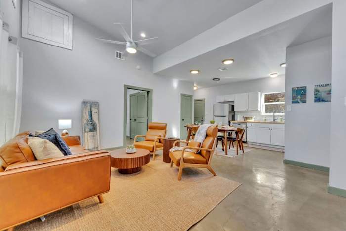 Bluebonnet Lodge| Hot Tub| Sleeps 7| Near Wine — Open concept for creating memories