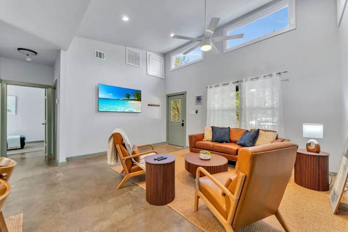 Bluebonnet Lodge| Hot Tub| Sleeps 7| Near Wine — Living Room with 65" TV