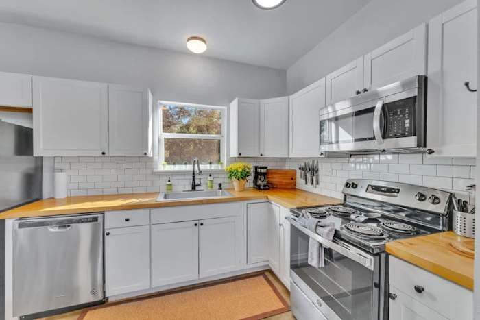 Bluebonnet Lodge| Hot Tub| Sleeps 7| Near Wine — Full Kitchen