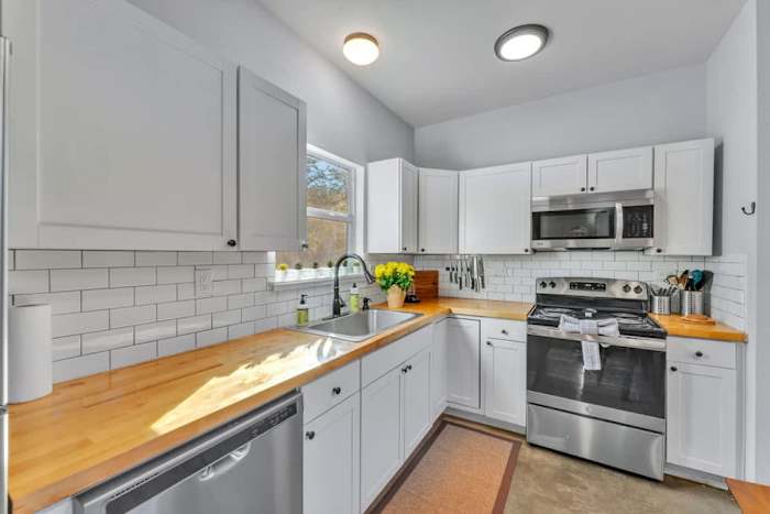Bluebonnet Lodge| Hot Tub| Sleeps 7| Near Wine — Tons of counter space