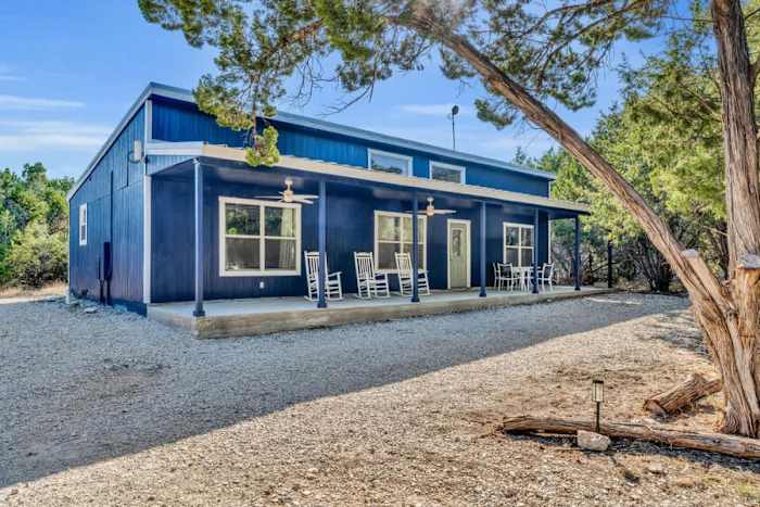 Bluebonnet Lodge| Hot Tub| Sleeps 7| Near Wine — Welcome to the Bluebonnet Lodge!