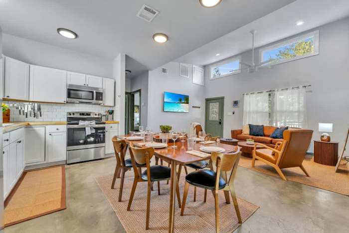 Bluebonnet Lodge| Hot Tub| Sleeps 7| Near Wine — Opening Dining and Living Room