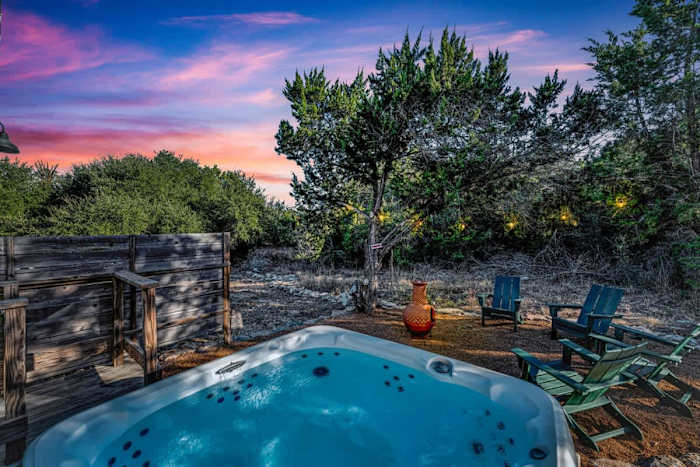 Bluebonnet Lodge| Hot Tub| Sleeps 7| Near Wine — Soak in the backyard