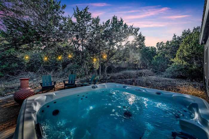 Bluebonnet Lodge| Hot Tub| Sleeps 7| Near Wine — Hot tub under the hill country night sky
