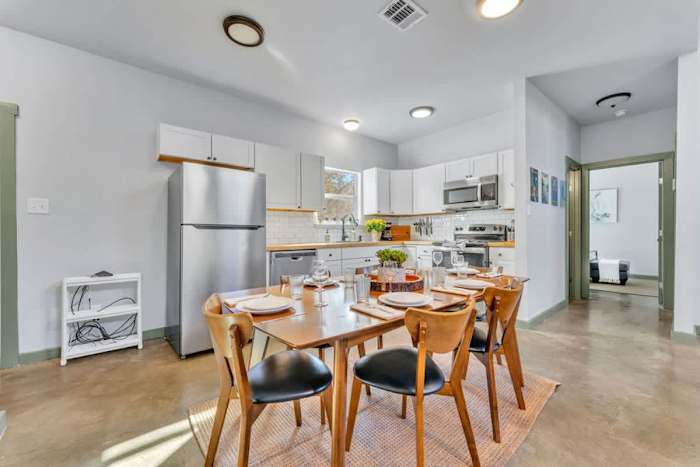 Bluebonnet Lodge| Hot Tub| Sleeps 7| Near Wine — Dining Room table fit for 6