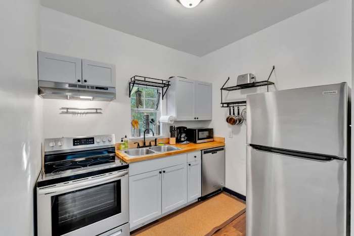 Romantic Cabin | Cowboy Pool & Patio | Near Wine! — Full Kitchen