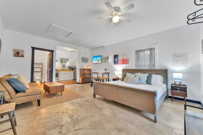 Romantic Cabin | Cowboy Pool & Patio | Near Wine! — Cabin Interior