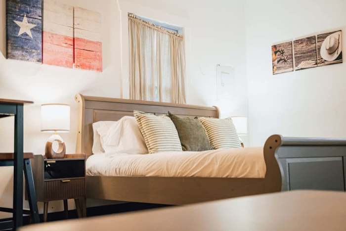 Romantic Cabin | Cowboy Pool & Patio | Near Wine! — Comfy King Bed