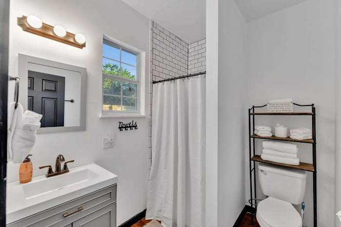 Romantic Cabin | Cowboy Pool & Patio | Near Wine! — Full Bathroom