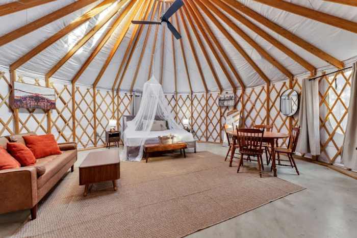 Romantic Yurt | Cowboy Pool | Hot Tub| Near Wine — Interior
