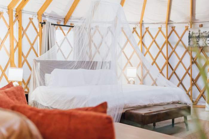 Romantic Yurt | Cowboy Pool | Hot Tub| Near Wine — canopy over the bed