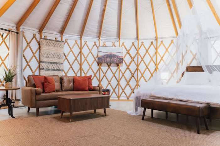 Romantic Yurt | Cowboy Pool | Hot Tub| Near Wine — Comfy leather couch