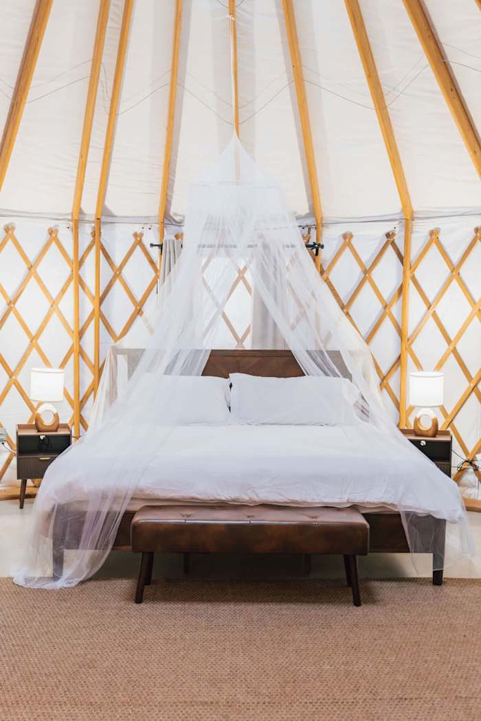 Romantic Yurt | Cowboy Pool | Hot Tub| Near Wine — King Bed