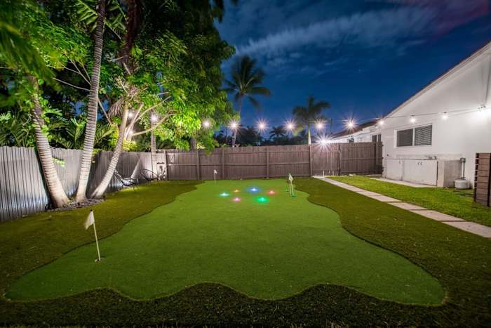 Outdoor mini golf