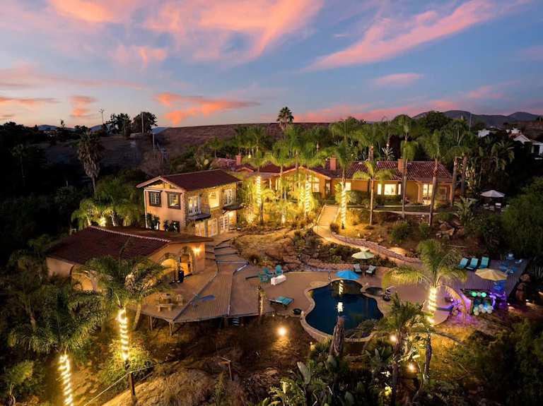Tropical Resort 7 Bed 4 Acres