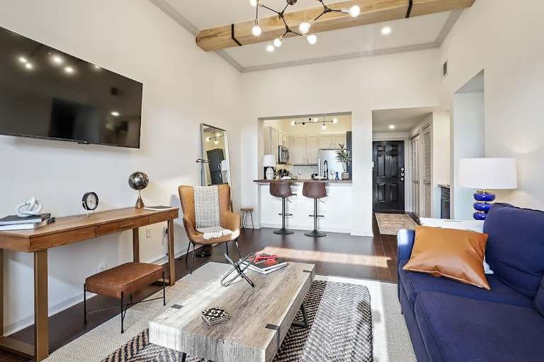 Luxury King bed condo w/pool gym and free parking