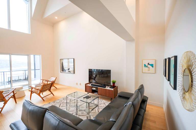 405 - Modern and Luxury Condo - View and Pool