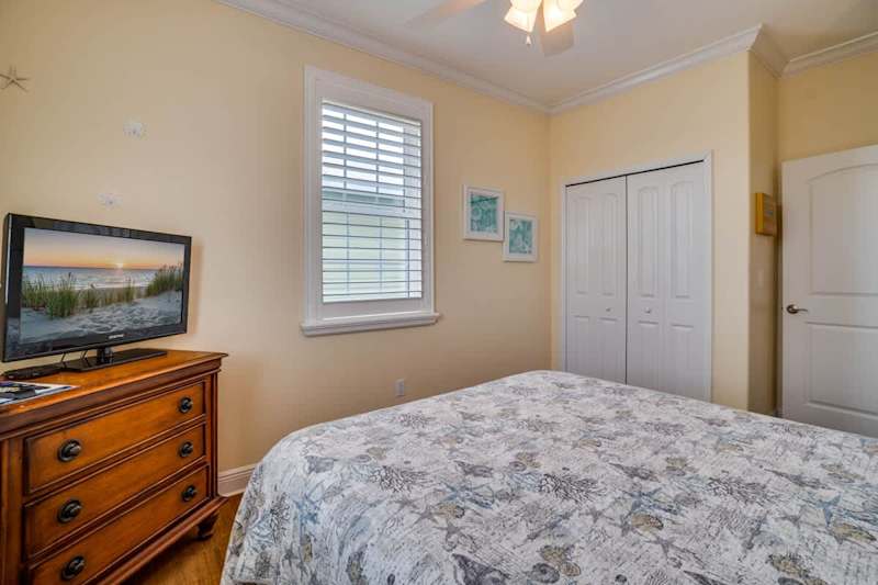 Bedroom 3 - Queen Bed