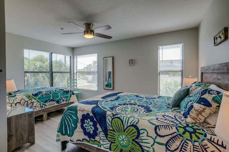 Bedroom 2 - Queen with Twin Beds