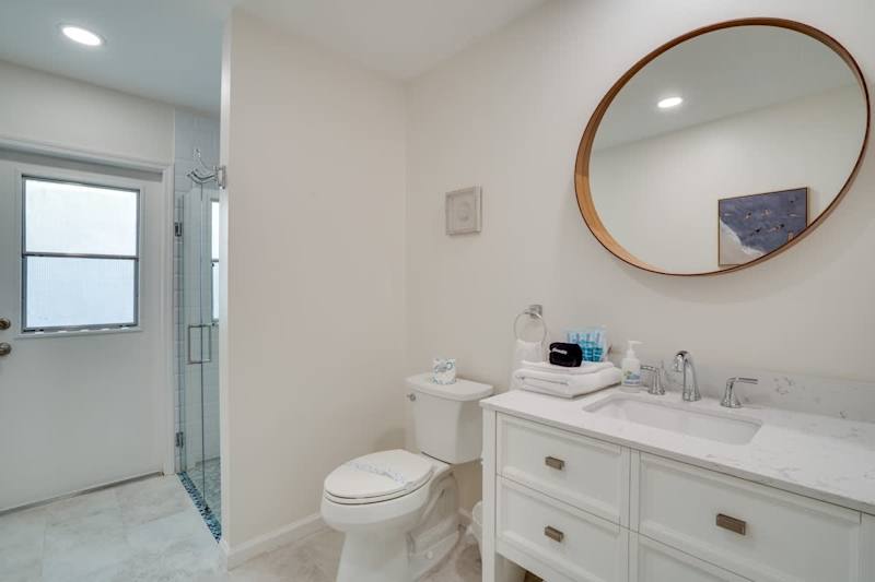 Unit B Bathroom 2