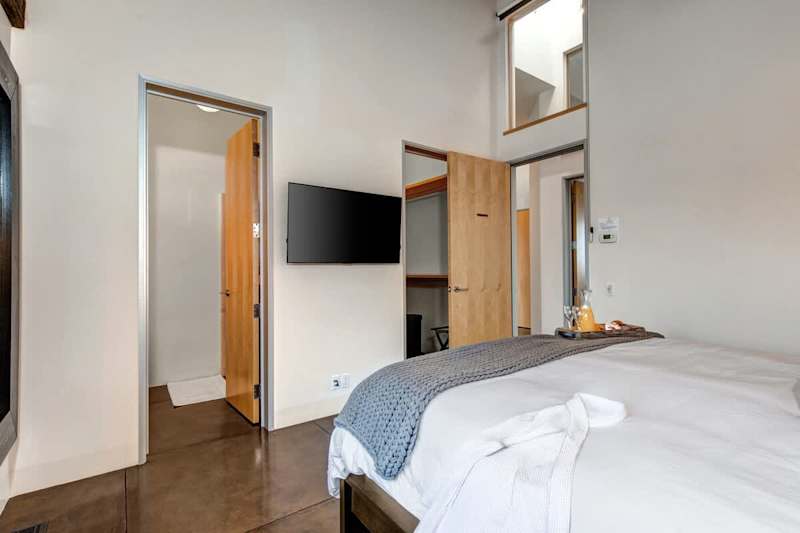 Bedroom (2 of 2)