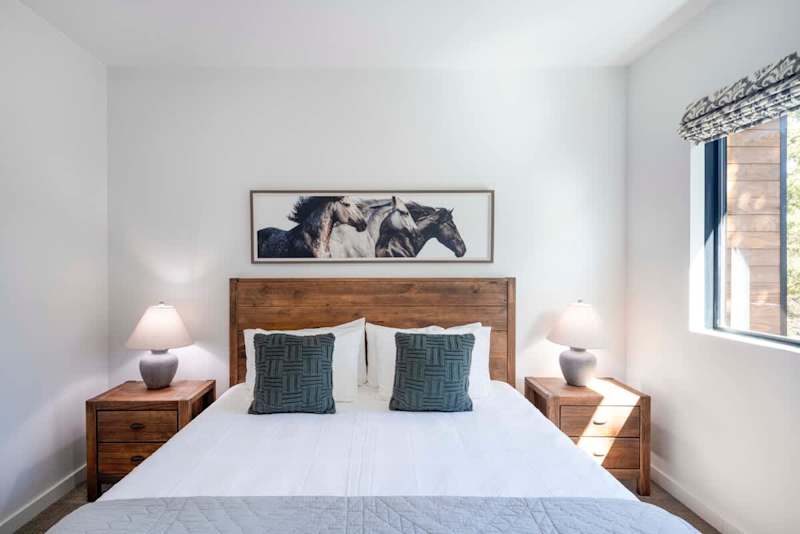 Bedroom (2 of 2)