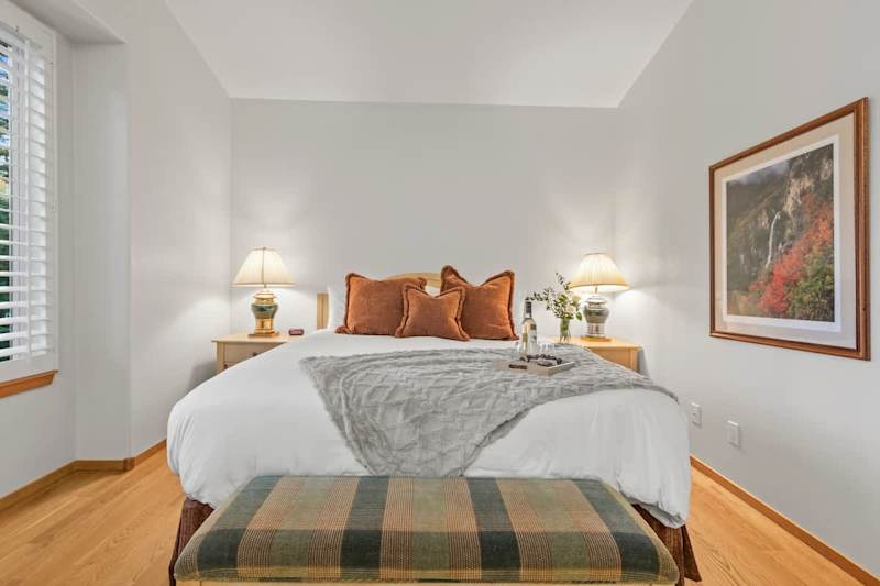 Bedroom (3 of 4)