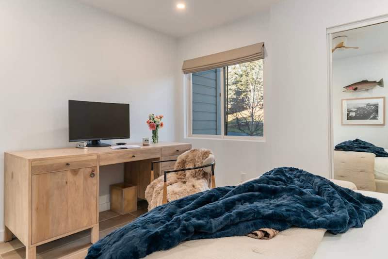Bedroom (2 of 2)