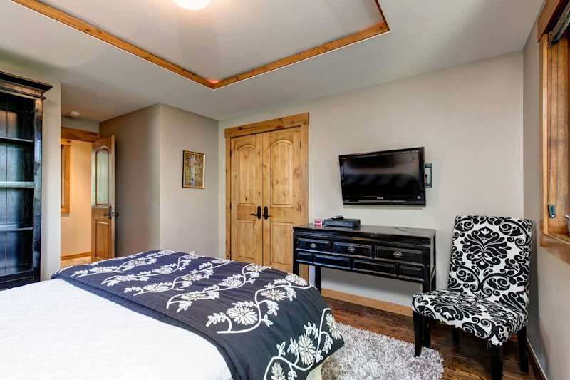 Bedroom (2 of 2)
