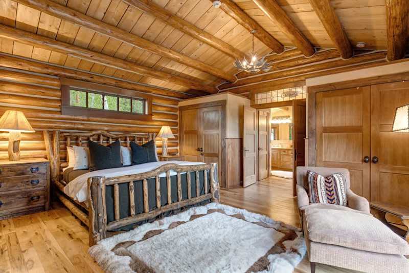 Spruce Cabin Bedroom 1 (2 of 4)