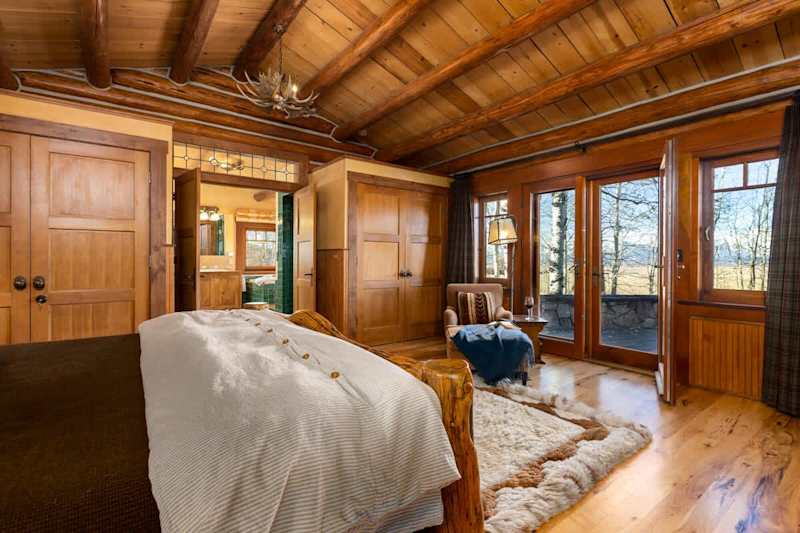 Spruce Cabin Bedroom 1 (3 of 4)