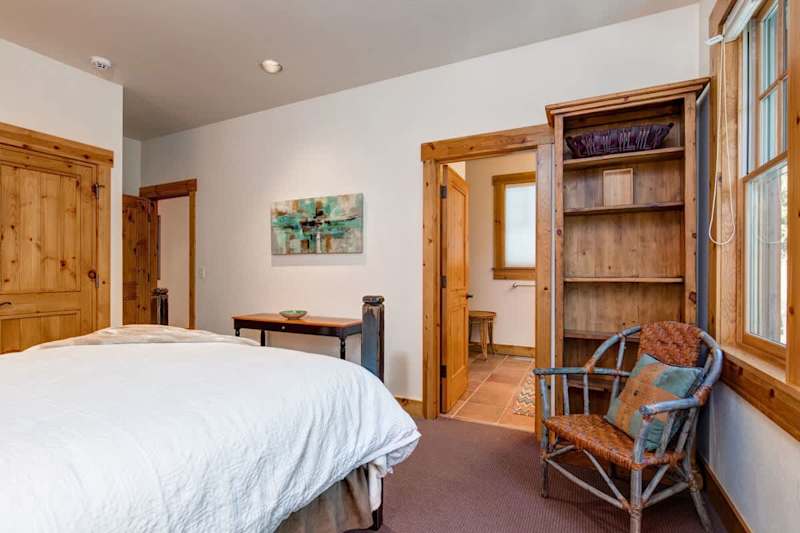 Bedroom (3 of 4)