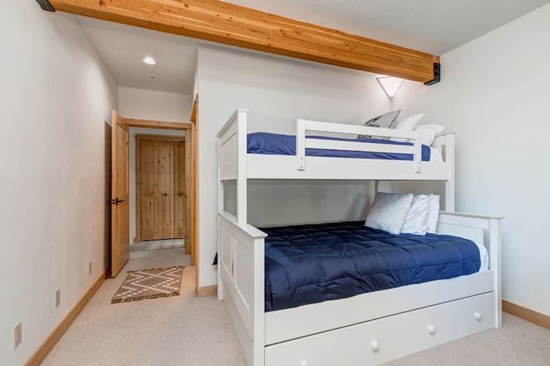 Bedroom (2 of 5)