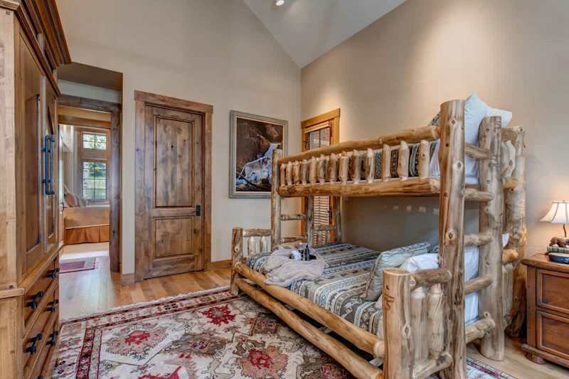Bedroom (2 of 2)