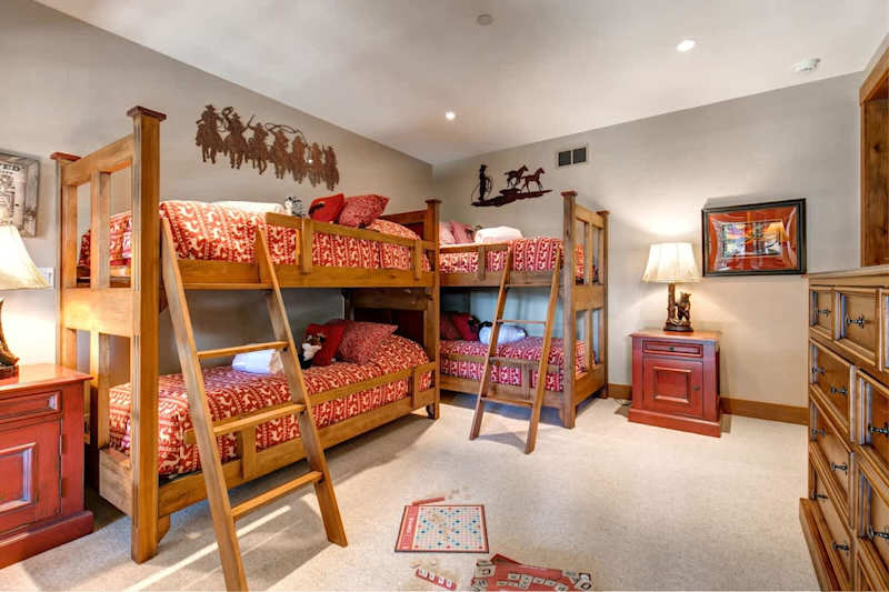 Bedroom (2 of 2)